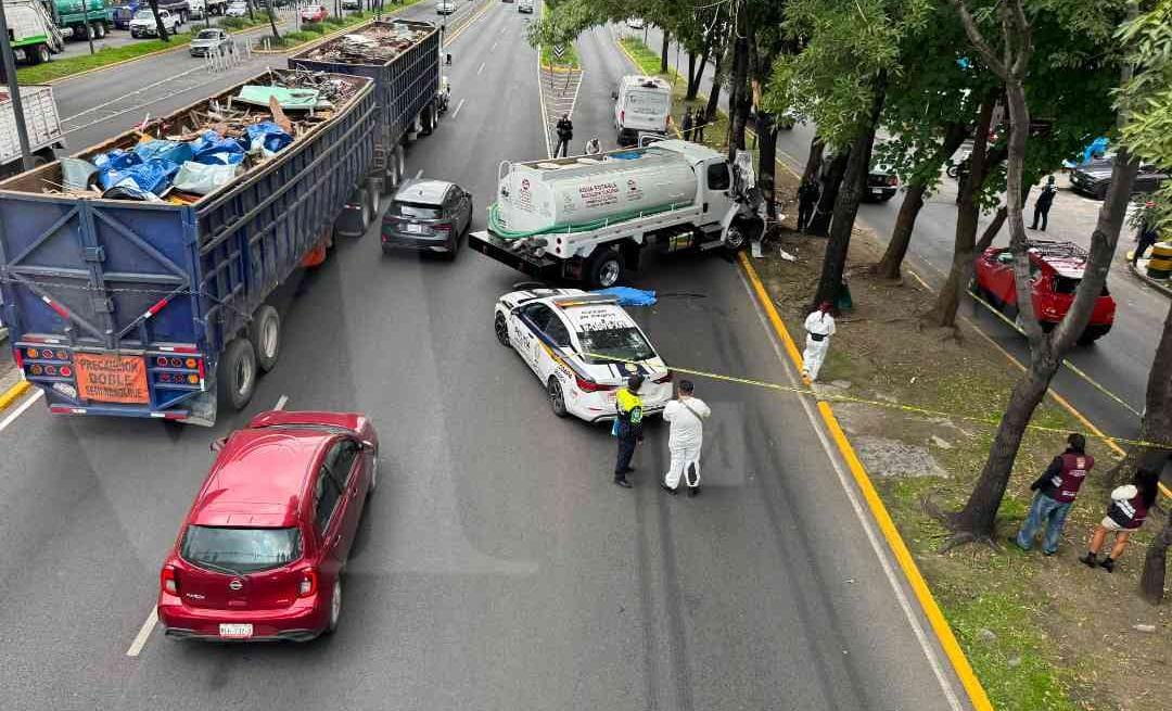 Un testigo narró que la pipa intentó de esquivar al peatón.
