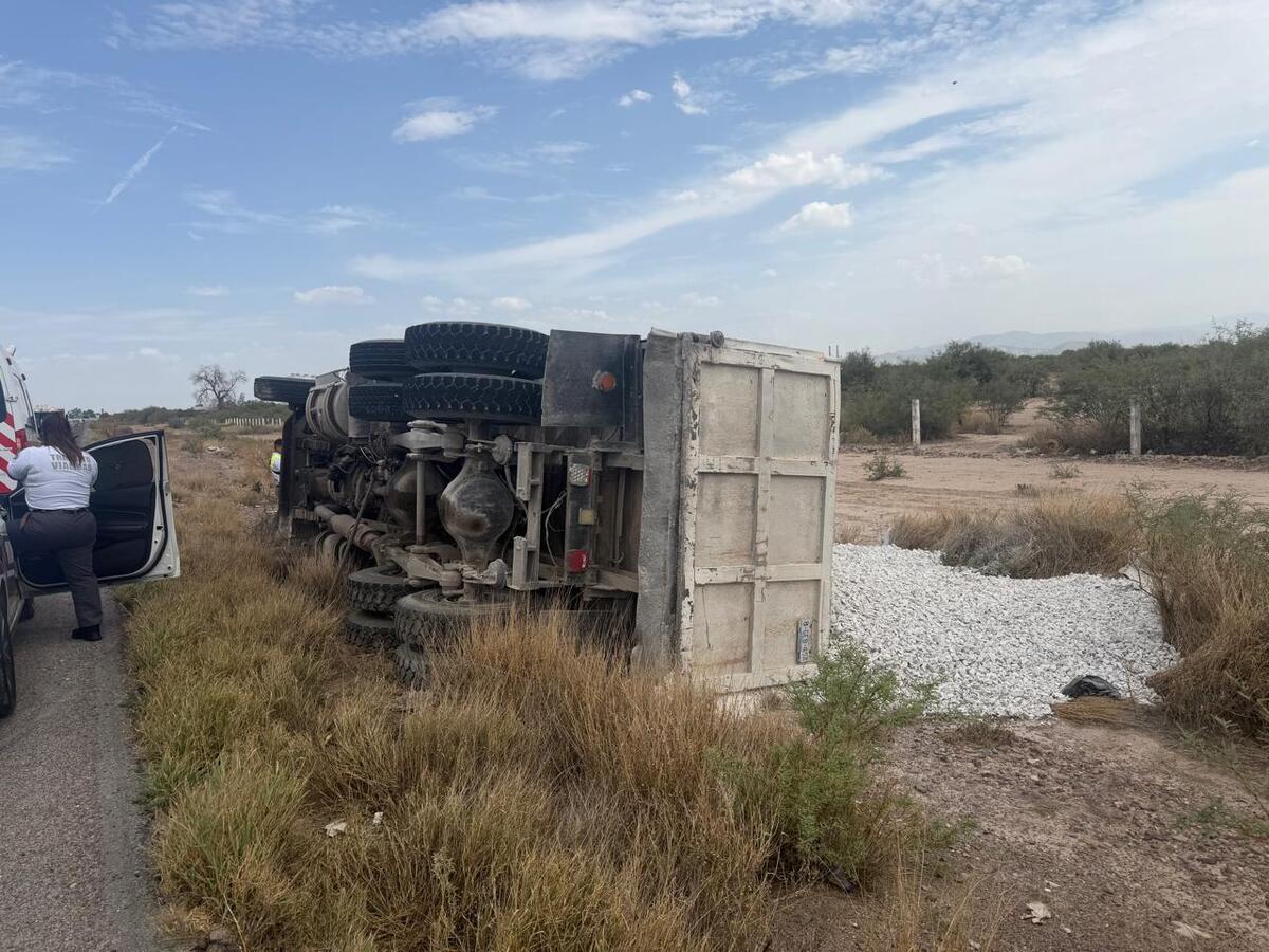 El camión fue retirado con apoyo de una grúa para alto tonelaje y la carga trasvasada a un vehículo similar. | Cortesía de Vialidad