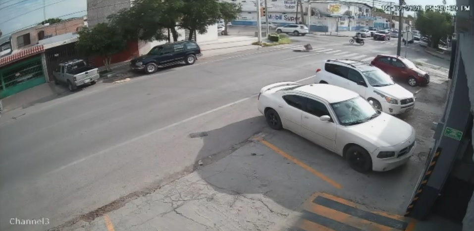Captan momento exacto de choque donde motociclista murió tras presuntamente pasarse rojo en Torreón. (Captura video)