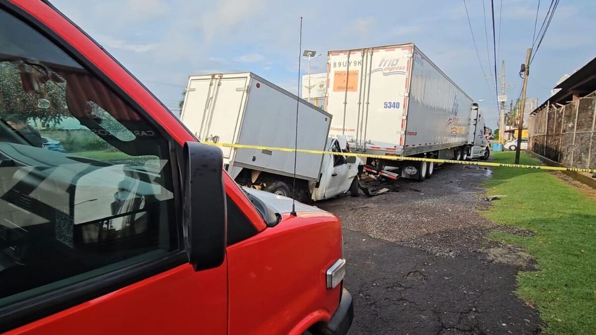 Choque fatal en la libre a Zapotlanejo deja un conductor muerto prensado (Juan Carlos Munguía)
