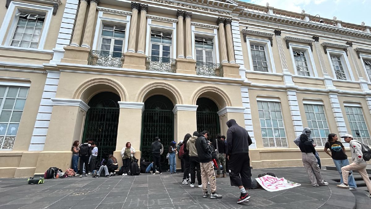 Estudiantes encapuchados protestan afuera de Rectoría de la UAEMéx. | Foto: Monserrat Mata