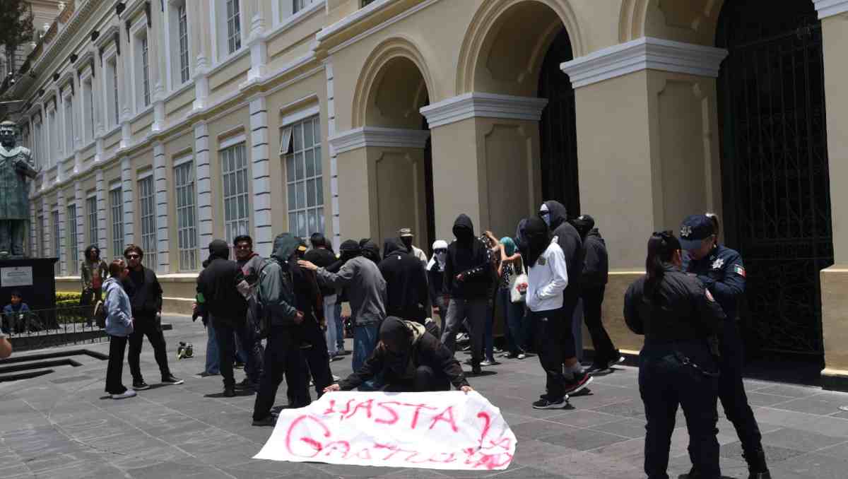 Estudiantes de la UAEMéx firmaron como “no de acuerdo” y convocaron a una marcha este viernes tras la mesa de diálogo. | Foto: Tania Contreras