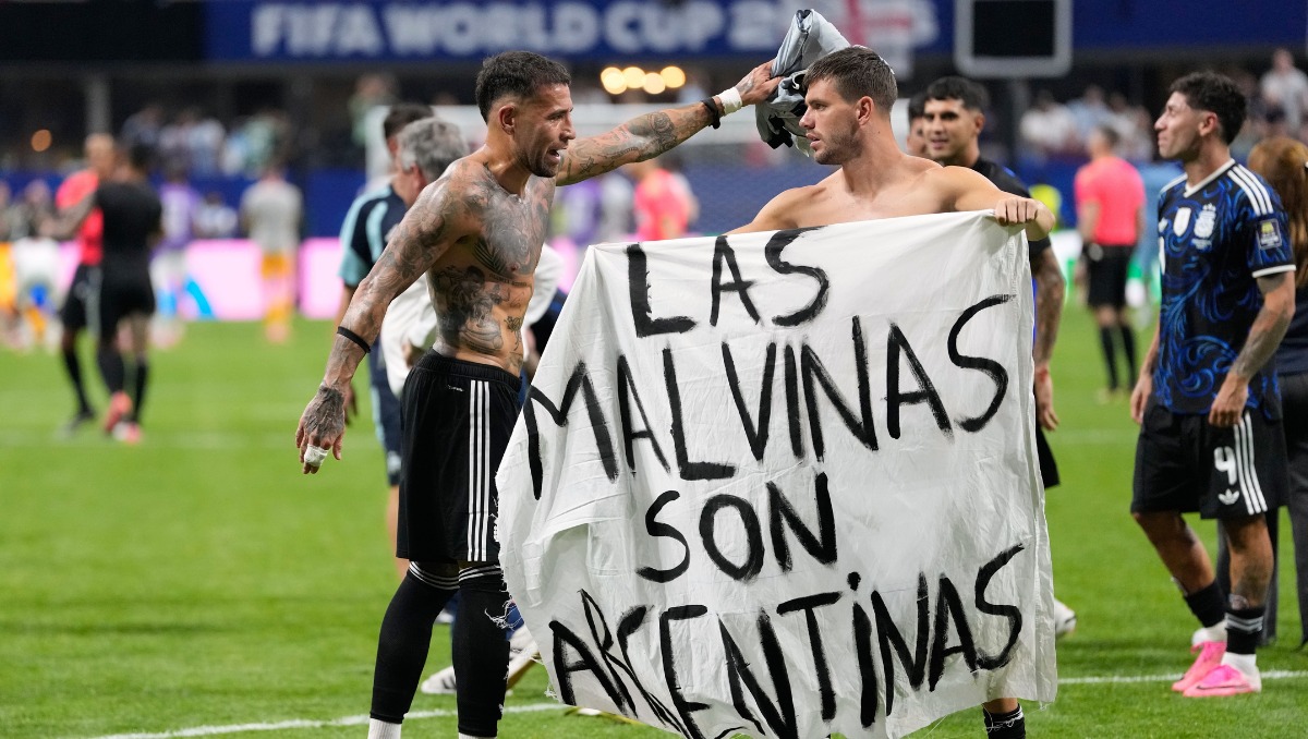 Giovani Lo Celso con la manta de Las Malvinas son argentinas tras clasificar a la Final (AP)