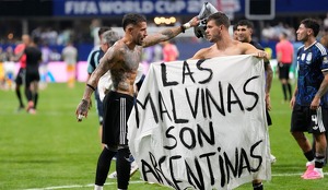 Giovani Lo Celso con la manta de"Las Malvinas son argentinas" tras clasificar a la Final del Mundial 2026