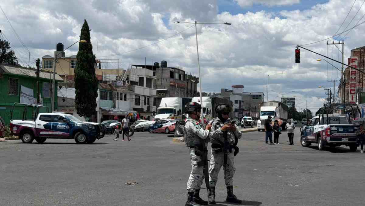Habitantes de Ciudad Lago, en Nezahualcóyotl, cierran la Peñón-Texcoco por la falta de suministro de agua. | Foto: Zuleyma García