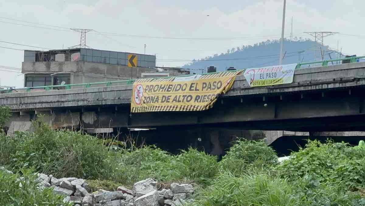 Habitantes de Ecatepec acusan retrasos en la reconstrucción de la autopista Siervo de la Nación tras el incendio. | Foto: Juan Camacho