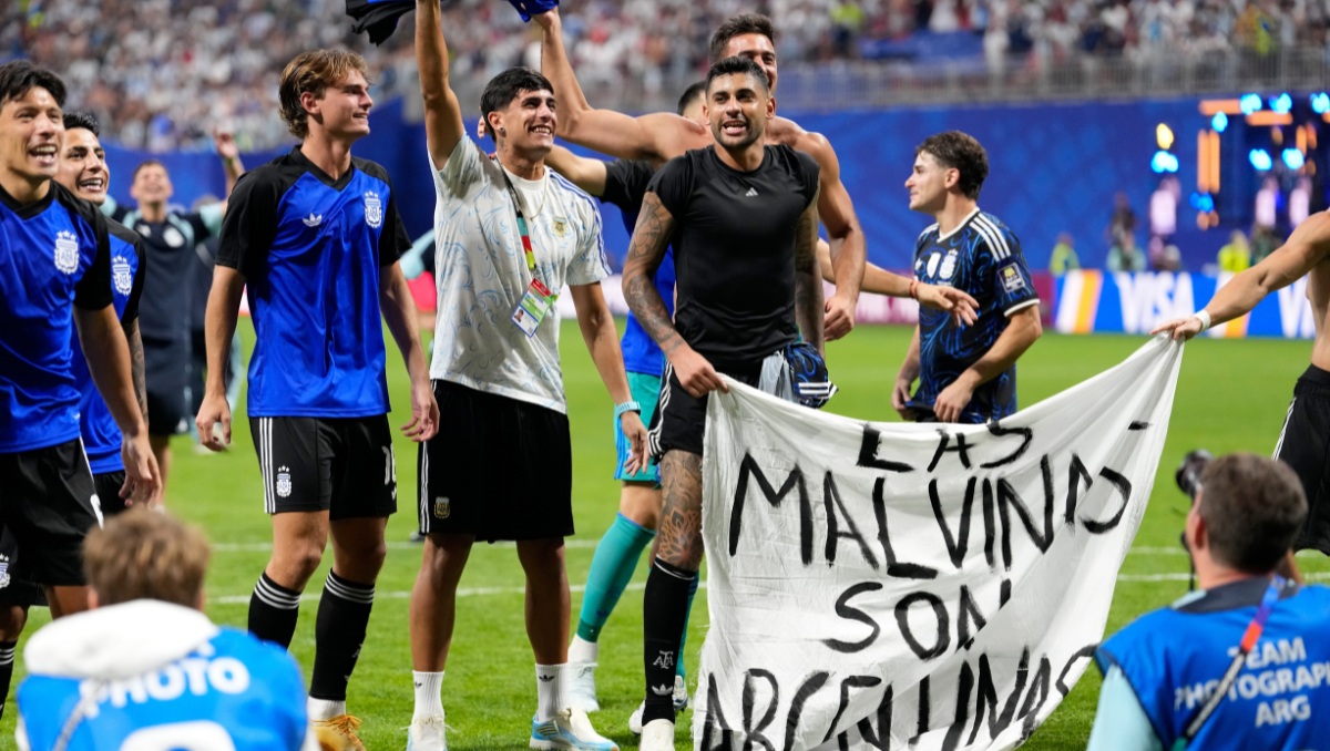 Jugadores de la Albiceleste posan con manta "Las Malvinas son argentinas" en el Mundial 2026 (AP)