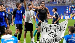 Jugadores de la Albiceleste posaron con una manta de "Las Malvinas son argentinas" tras su clasificación a la Final del Mundial 2026.