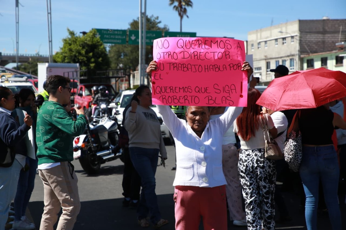 Padres de familia bloquean la Pachuca-Tulancingo a la altura de la colonia 11 de Julio. (Jorge Sánchez)