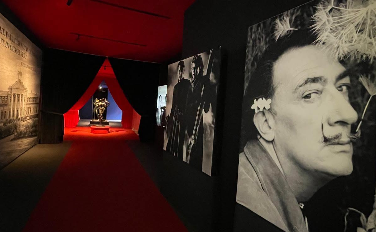 Sala de la exposición ‘Dalí: Escenografía de un sueño’. (Facebook Fundación UNAM)