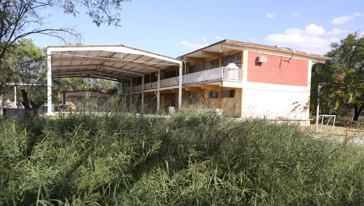 Secretaría de Educación afirmó que hay un plan de deshierbe en las escuelas de Nuevo León. | Luis Guerra