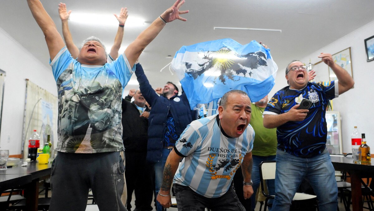 Veteranos de la guerra en el periodo de 1982 por las Islas Malvinas celebran durante el partido | Foto: Reuters