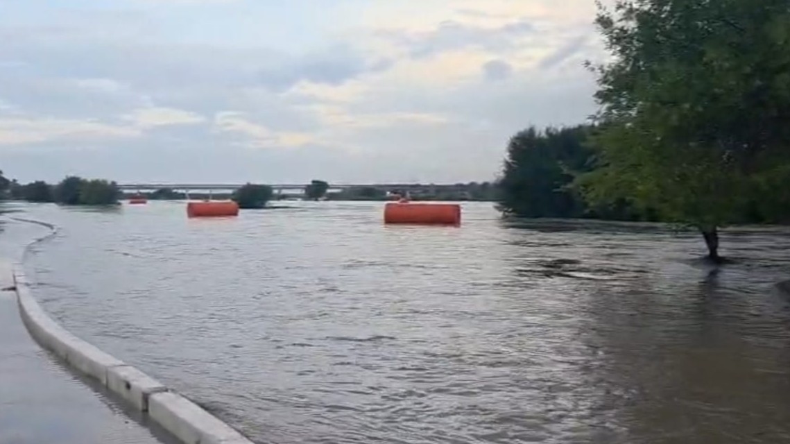 Unos 100 cilindros se desplazan por la corriente de agua en la región texana | Foto: Especial