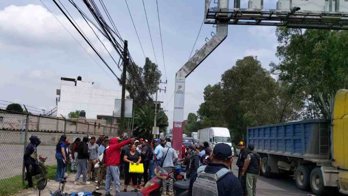 La circulación en la carretera Lechería-Texcoco se ve afectada por un bloqueo de pobladores de Tezoyuca. | Foto: Especial