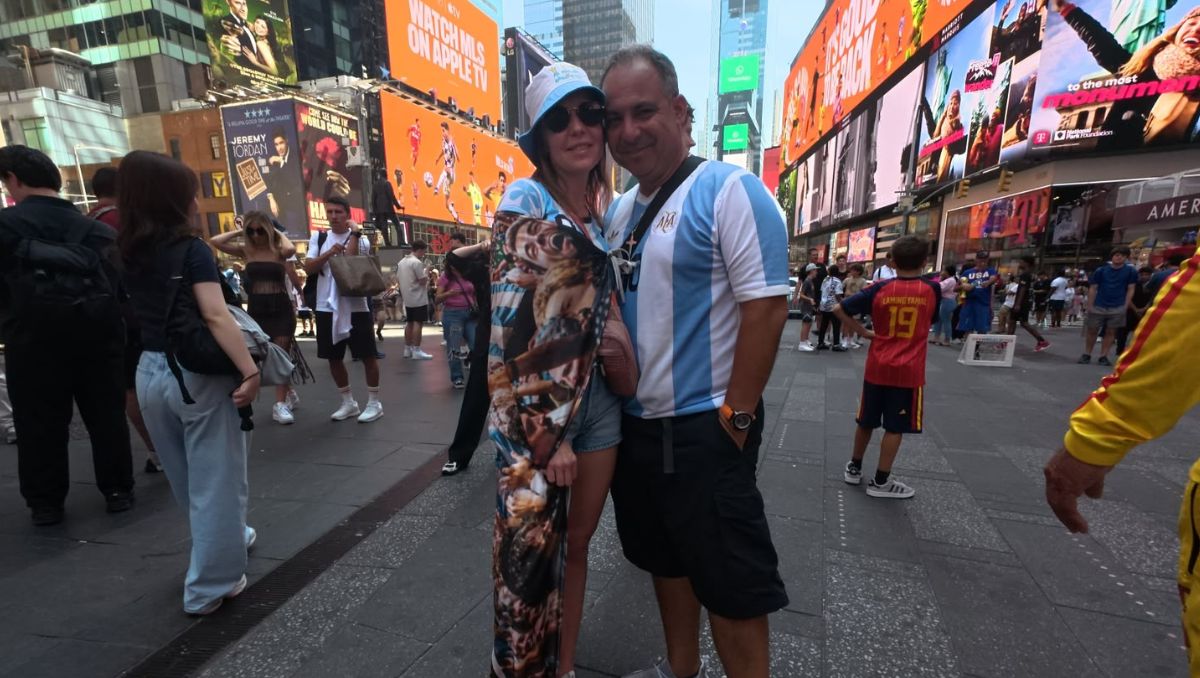 Lo que comenzó en Rusia 2018 hoy continúa en Nueva York, donde la pareja apoya a la Albiceleste. (Juan Manuel Figueroa)