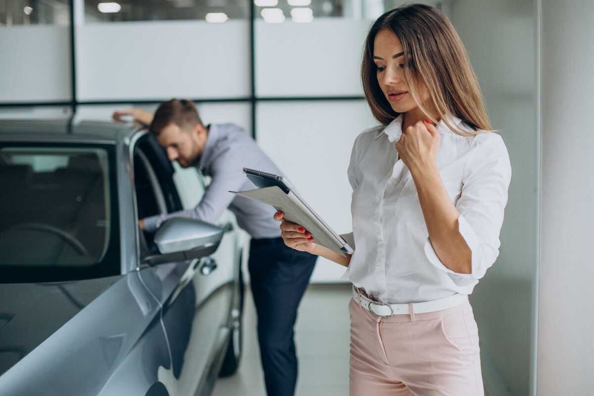 Consumidores retrasan compra de autos pese a tasas bajas: BitCar