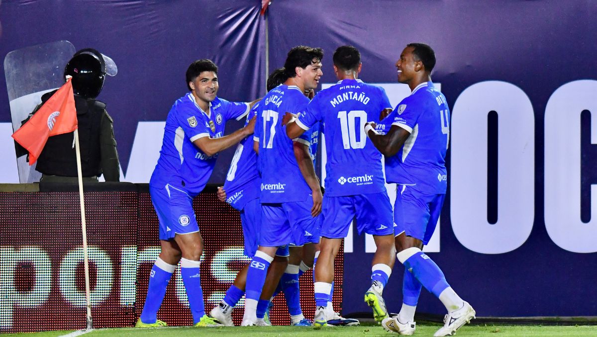 Cruz Azul inicia la defensa de su título de la Liga MX con una remontada sobre San Luis (Imago7)