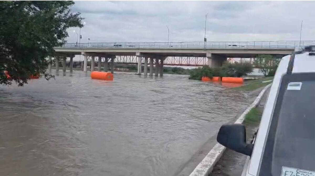 Decenas de boyas flotantes fueran arrastradas por la creciente del Río Bravo. (Redes Sociales)