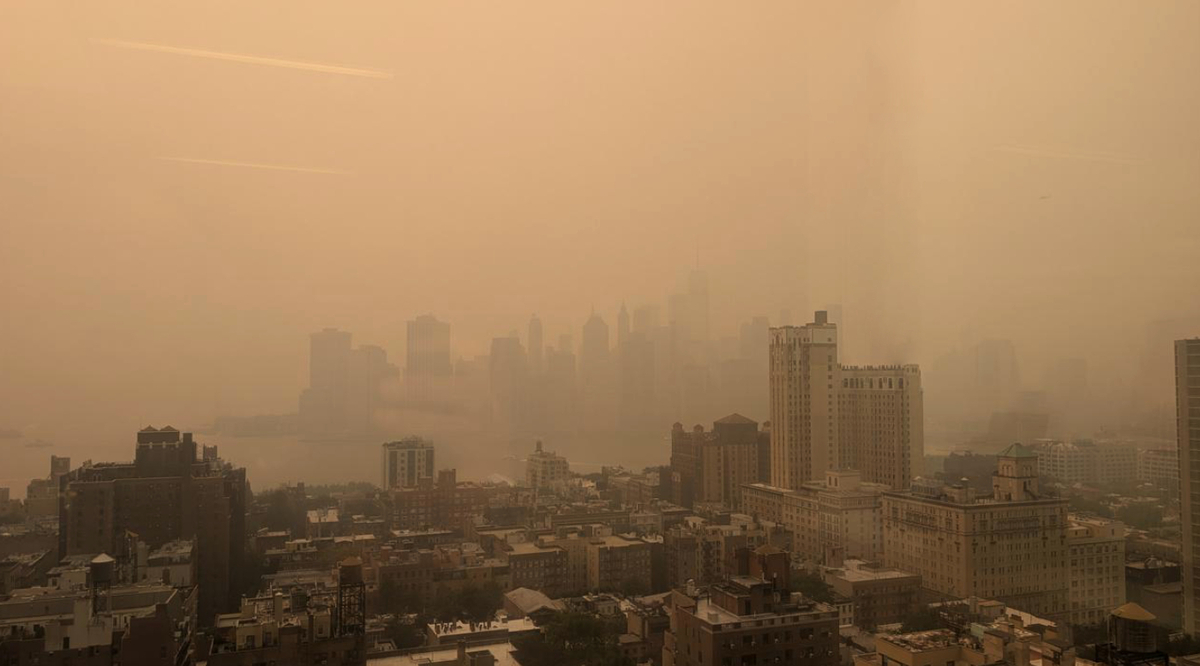 Una densa nube de humo cubre el horizonte de Manhattan por los incendios forestales en Canadá. | Foto: Arturo Ángel
