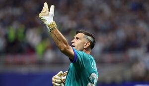 El guardameta reveló que jugó el Mundial con una lesión en la mano, evitó pasar por el quirófano y ahora está a un partido de conquistar otro campeonato