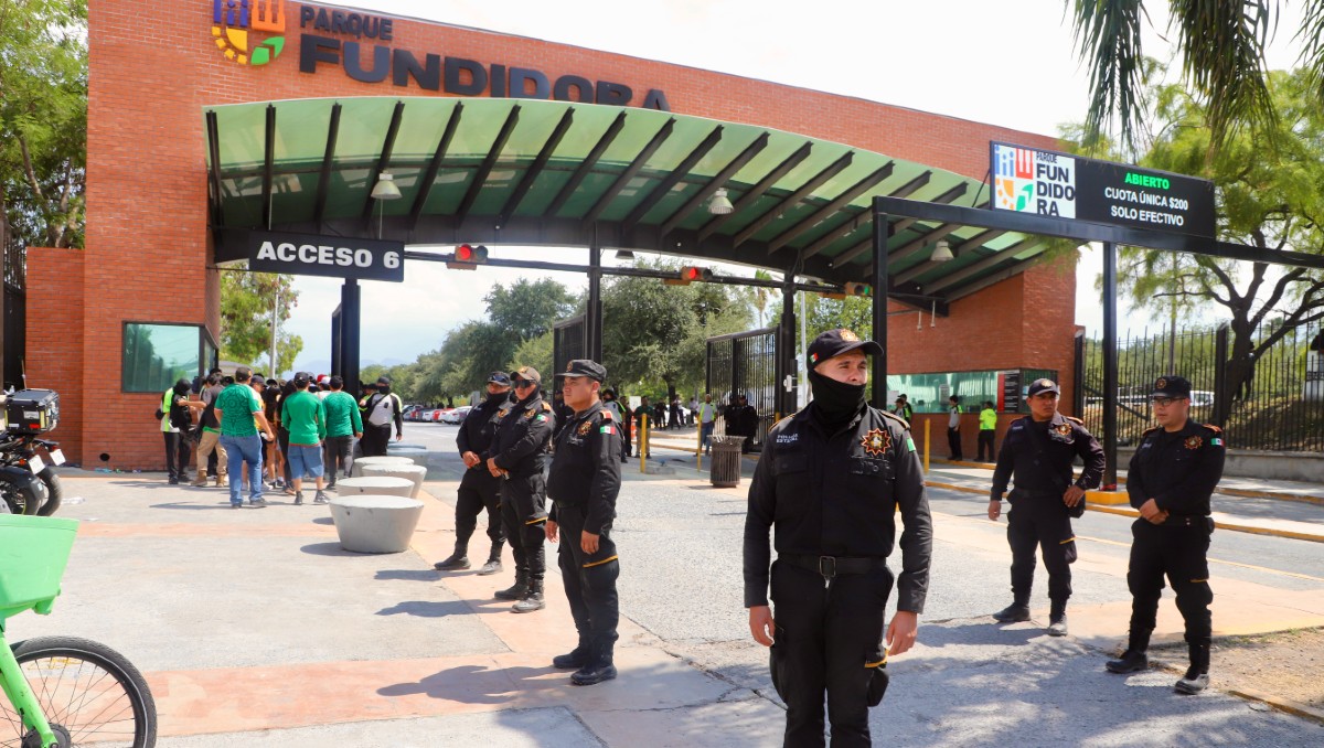 Elementos de Fuerza Civil en la entrada de Parque Fundidora donde se celebra el Fan Fest Monterrey | Roberto Alanís
