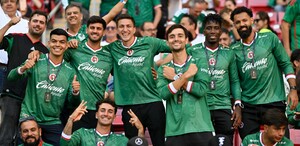 Jugadores, técnico y staff de los Xolos de Tijuana asistieron al partido México vs Corea del Sur, en el Estadio Guadalajara, para apoyar a Gilberto Mora.