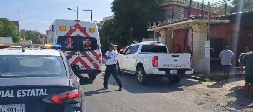 Al lugar personal de la Cruz Roja Mexicana y Policía Vial del Estado de Oaxaca. | Foto: Ramón Bragaña