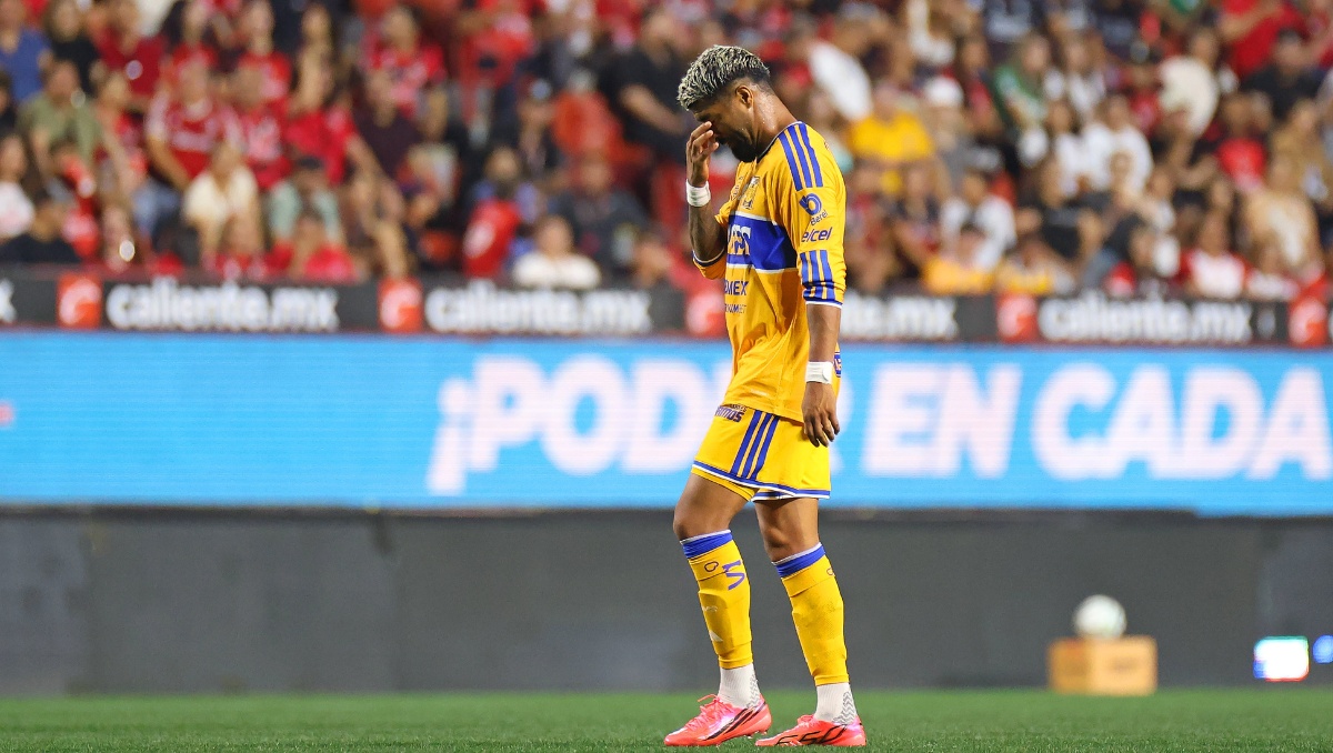 Rodrigo Aguirre se fue expulsado por cubrirse la boca en un reclamo durante el partido ante Xolos (Imago7)