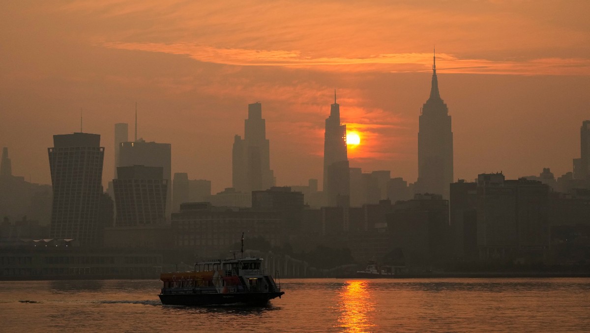 En Nueva York se observa una capa de humo de incendios forestales | Foto: Reuters