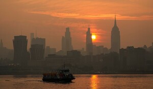 Vista de Nueva York y el Empire State con humo de incendios forestales procedentes de Canadá