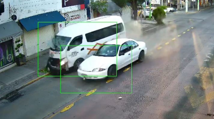 Cuatro lesionados deja choque entre automóvil y colectivo en Pachuca