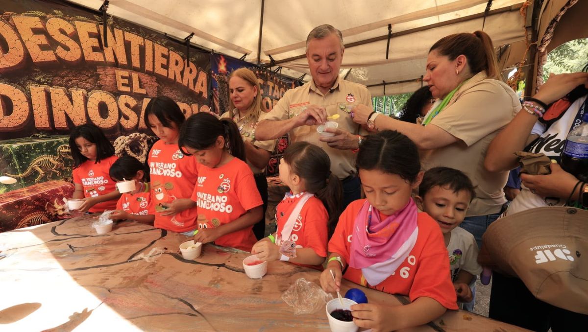 El alcalde  de Guadalupe, Héctor García y la presidenta del DIF municipal, Blanca Treviño, encabezaron el cierre del campamento. | Especial