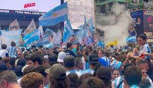 La afición argentina convirtió Times Square en un escenario de cánticos y banderas para impulsar a la Albiceleste previo de la Final de la Copa del Mundo