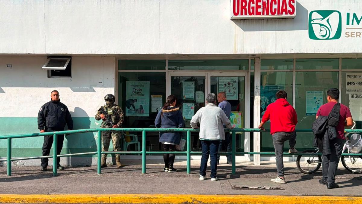 Un bebé de un mes fue dejado en una banqueta durante una discusión; policías de Ecatepec lo pusieron a salvo junto a su madre. | Foto: Especial