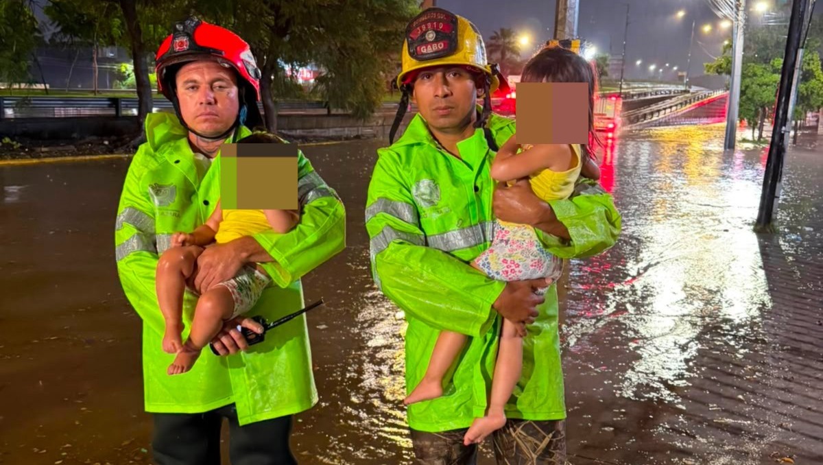 Bomberos lograron rescatar a familia incluyendo dos niñas tras inundación en Guadalajara (Bomberos Guadalajara)