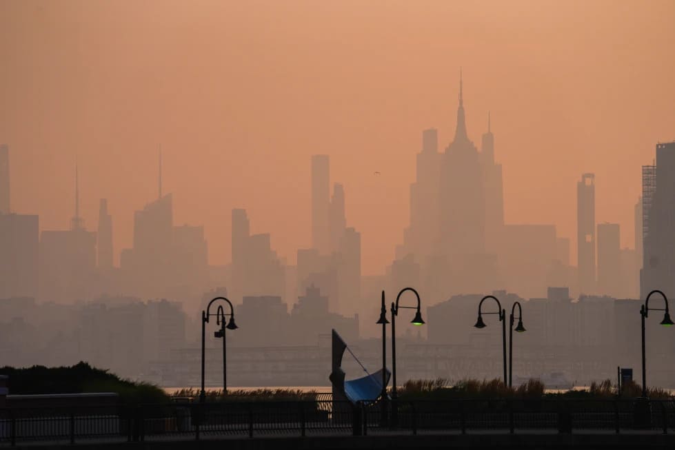 El emblemático perfil urbano de la ciudad de Nueva York permanece oculto bajo una densa capa de humo. | Foto: AP
