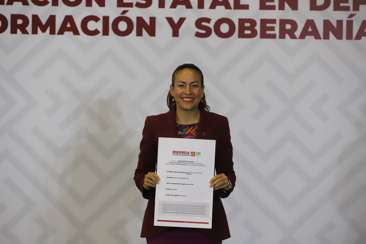 Milena Quiroga muestra su documento de registro como aspirante a la Coordinación Estatal. | Archivo
