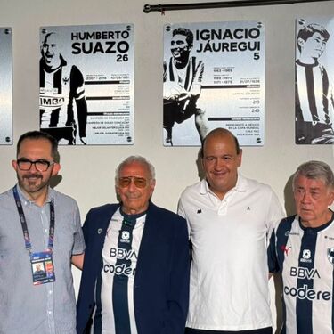 Los exjugadores ingresaron al Muro de Leyendas del club en una ceremonia realizada antes del partido ante Santos
