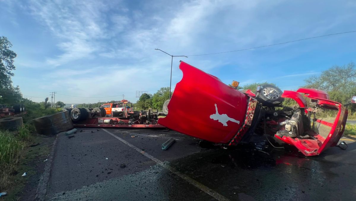 Paramédicos de la Cruz Roja de Montemorelos atendieron al conductor, quien presentó lesiones menores. Édgar Plata