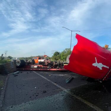 Vuelca tráiler que transportaba rollos de acero en Montemorelos; provoca cierre total en Carretera Nacional