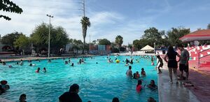 Familias disfrutan sábado caluroso en Parque España en Monterrey