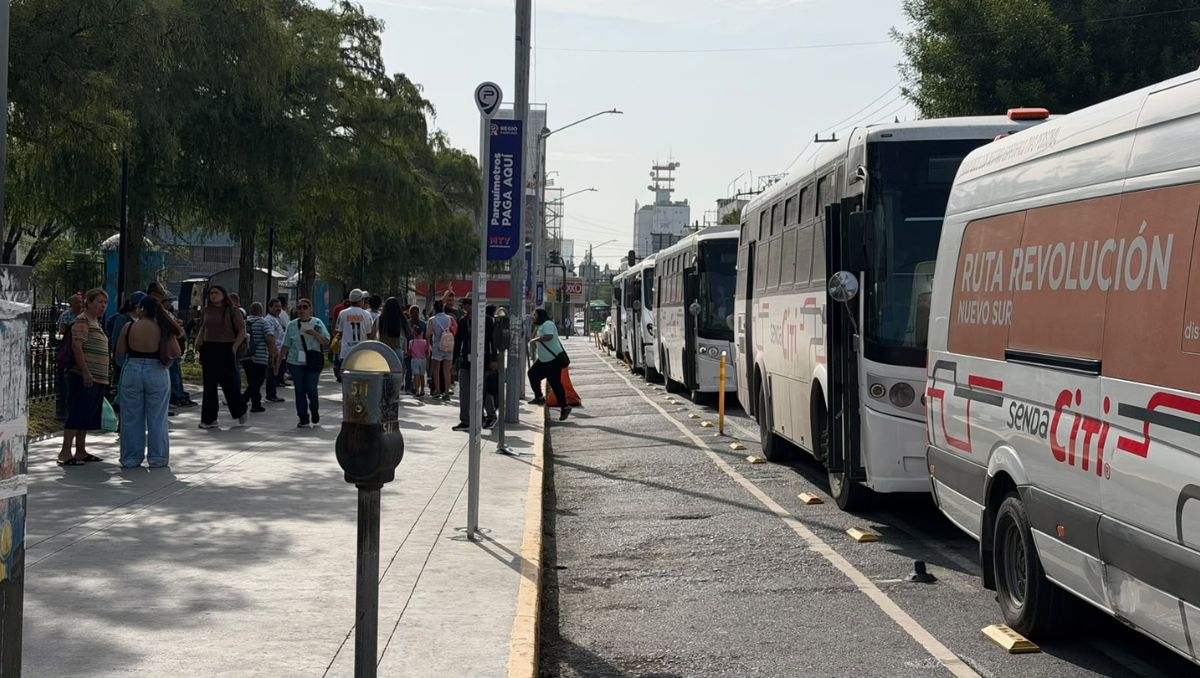 Paseantes abarrotaron este sábado las inmediaciones de la Alameda Mariano Escobedo. Ángel Mercado