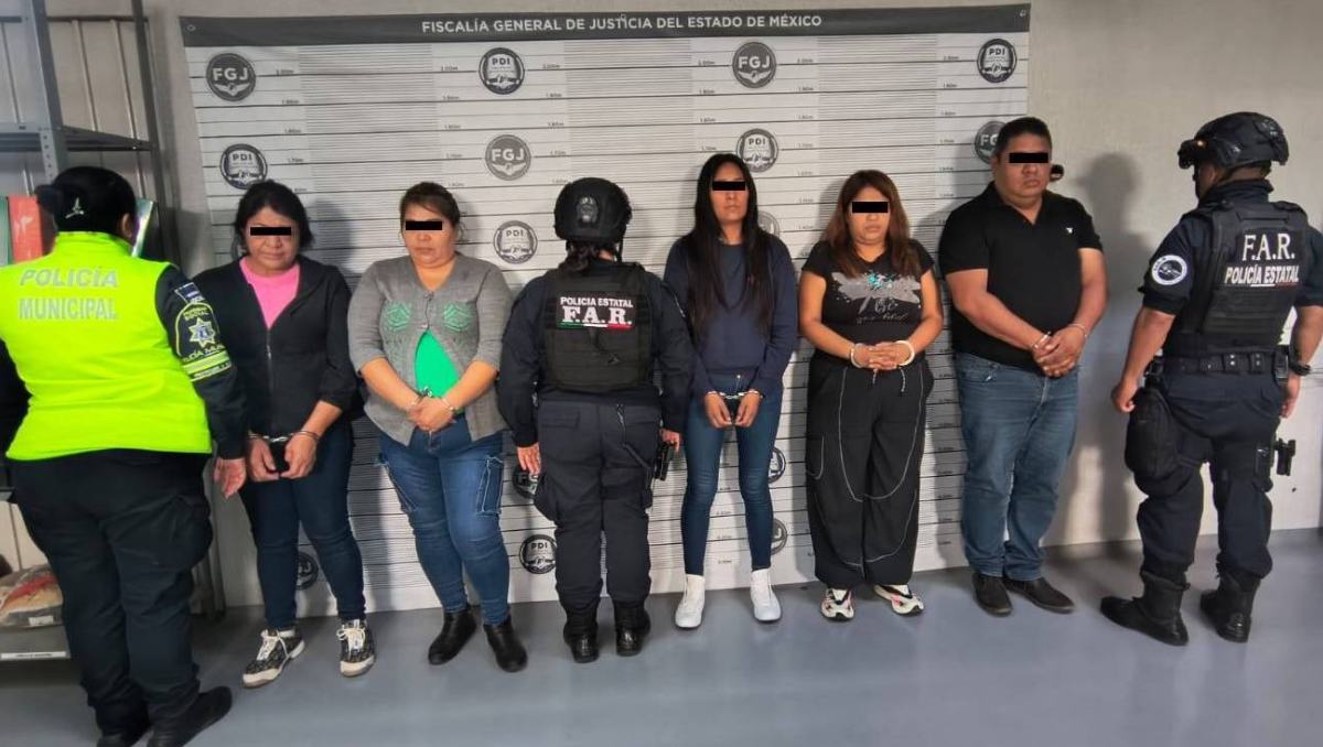 Policías estatales y municipales detuvieron a cinco personas tras denuncia de robo y aseguraron celulares y un arma. | Foto: Especial