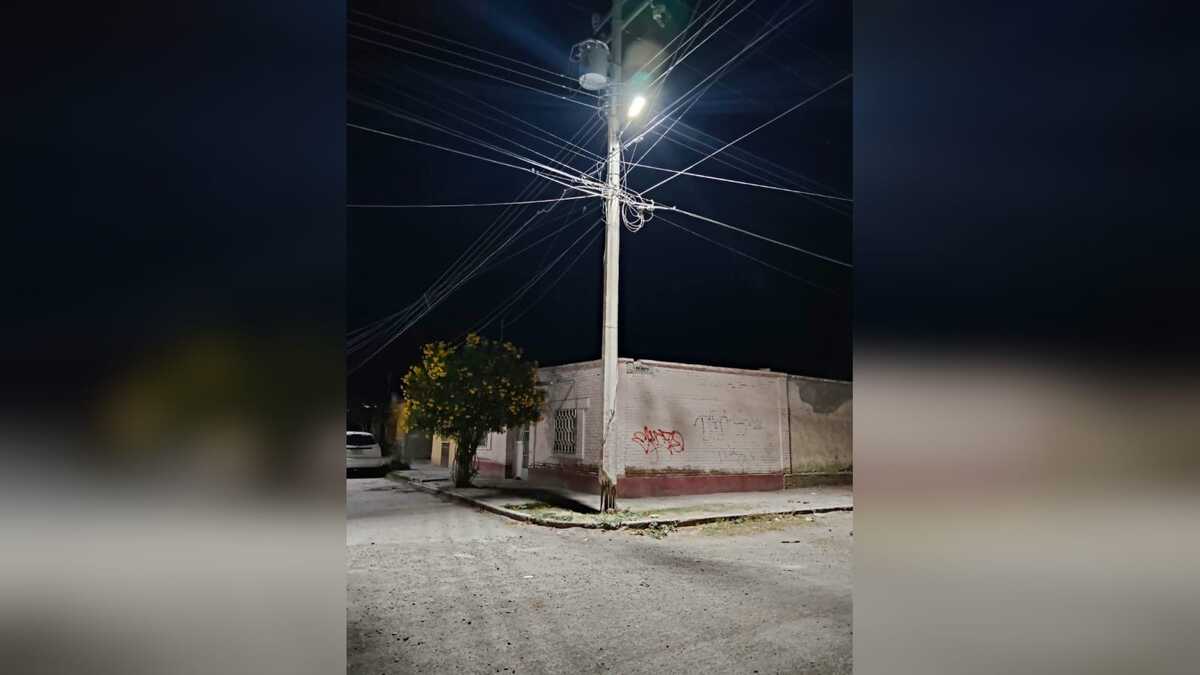 En San Pedro, poste de CFE es sostenido solo por varillas. | Damián Ramírez.