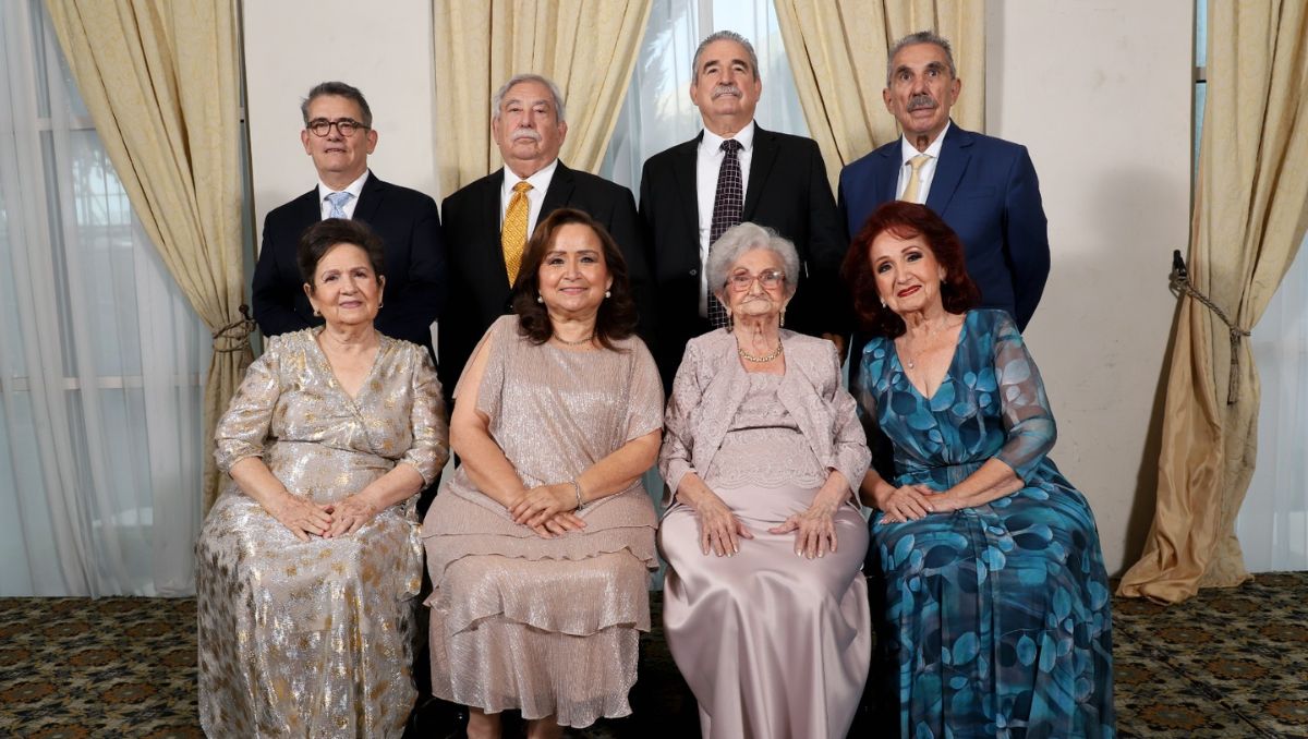 La señora Elvira González celebró su cumpleaños 100 en compañía de sus hijos, nueras, nietos y bisnietos. Luis Guerra
