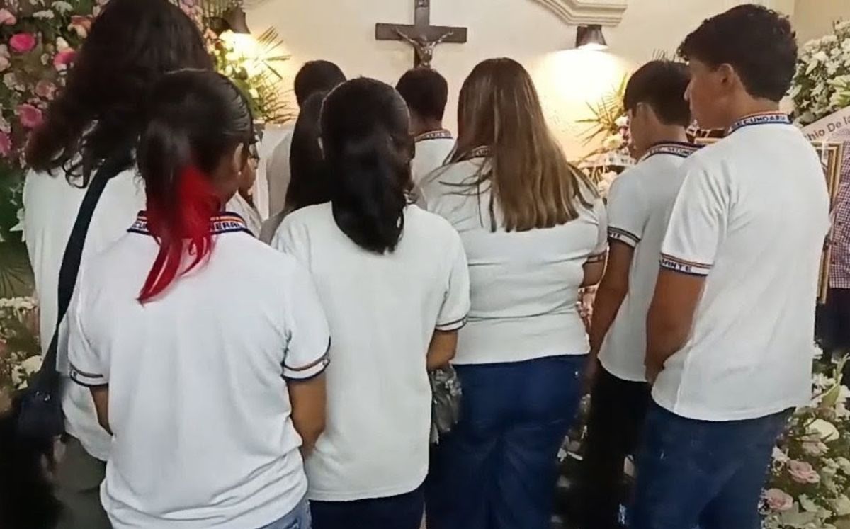 Último pase de lista en velorio de Dafne. |