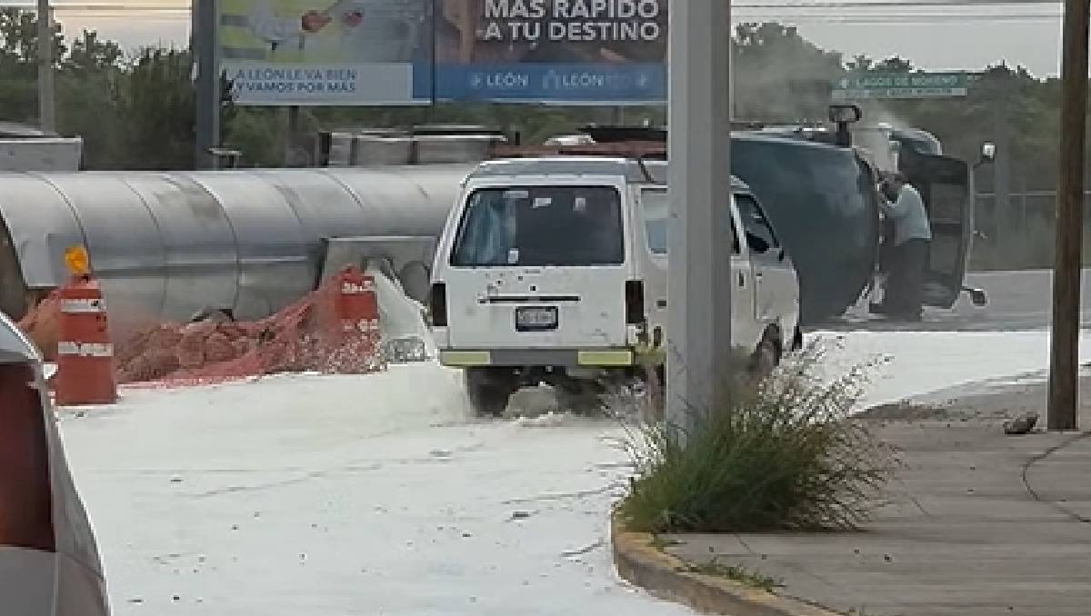 Tras la volcadura de la pipa el líquido que transportaba comenzó a derramarse en la vialidad | Redes sociales