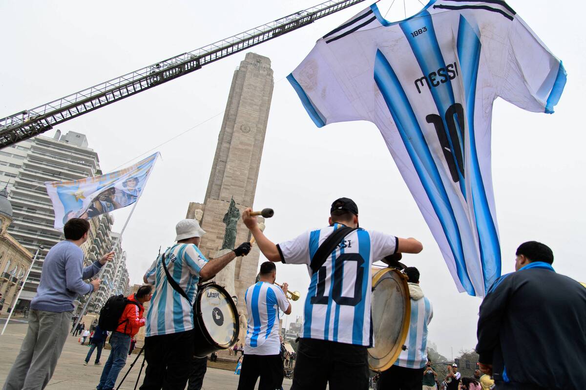 Aficionados argentinos se preparan para el último juego del Mundial 2026. | Foto: AFP