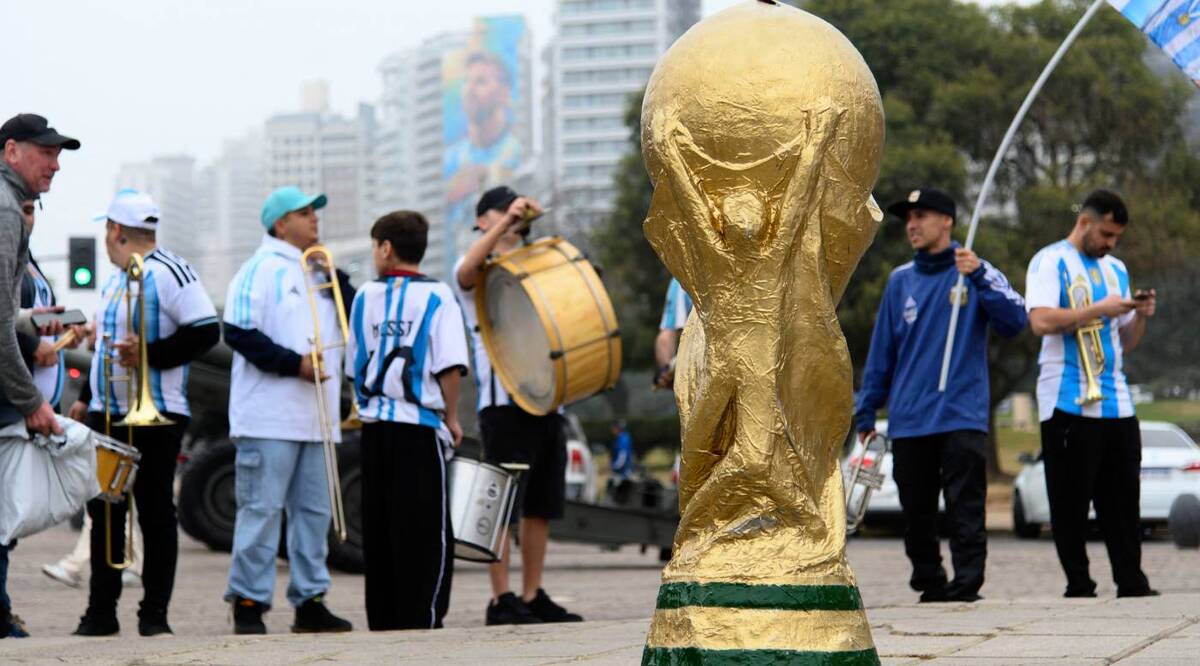 En Argentina, el fútbol rara vez se mira en soledad: se comparte con familia y amigos. | Foto: AFP