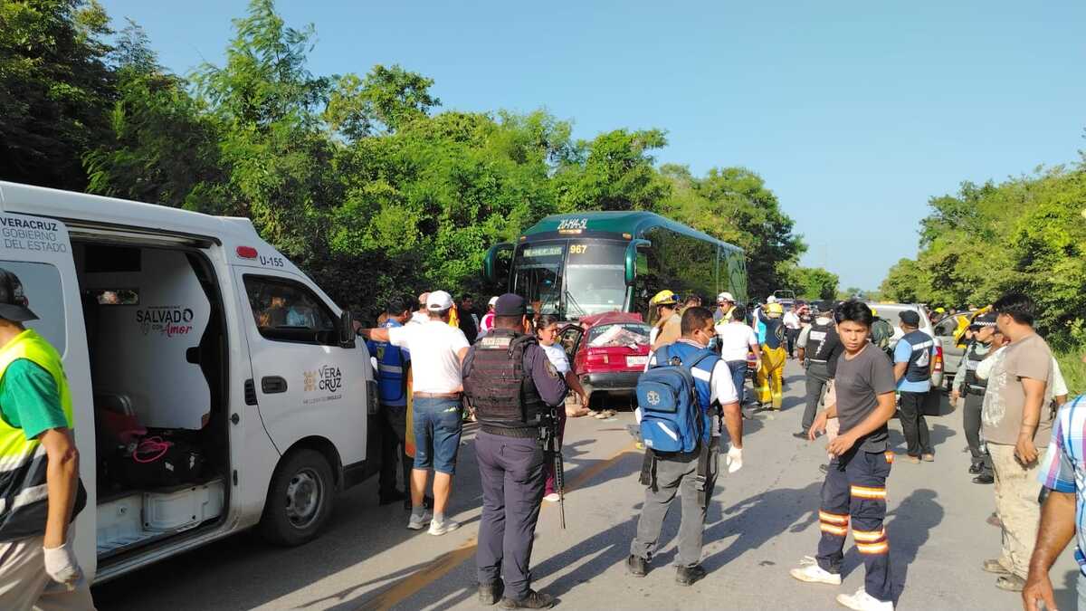 Elementos de rescate utilizaron equipo hidráulico para liberar a los ocupantes de un Tsuru tras el choque frontal con un autobús foráneo en Tamos, Ver